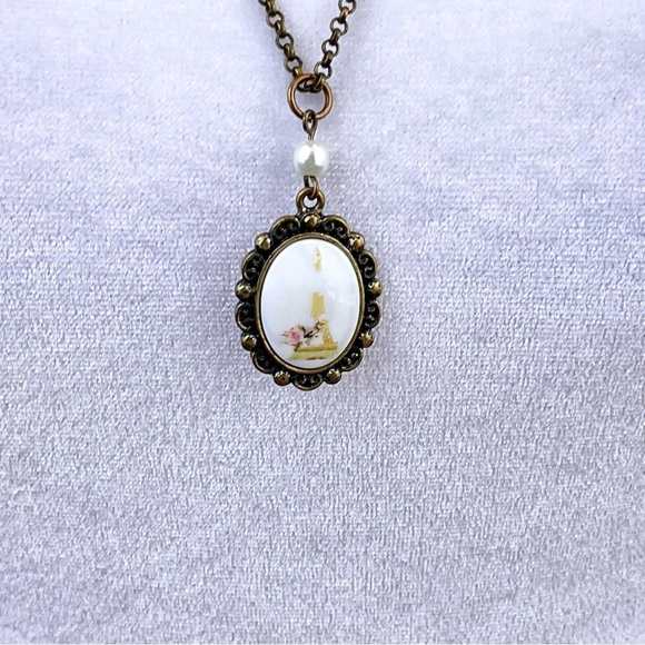 Vintage Necklace Cameo White Oval Painted Eiffel Tower on Patina Gold Tone Chain - Picture 4 of 5
